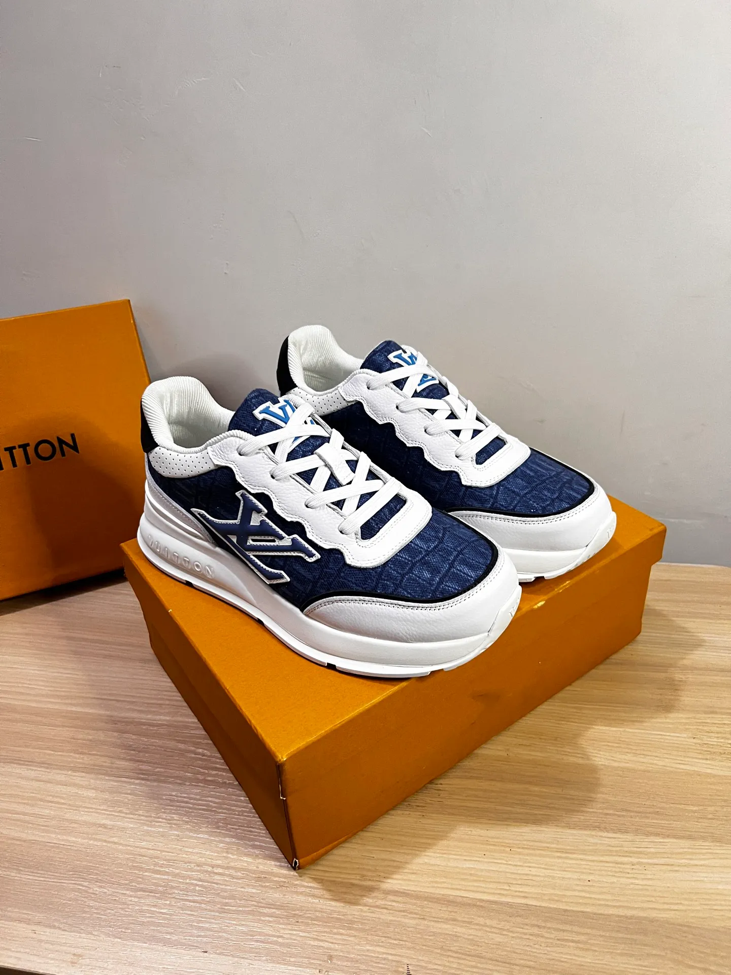 Factory price: 438💰LV men's classic casual sneakers. This sneaker is made of soft cow leather and has a classic logo. The classic logo shapes the elegant upper. The thick yet lightweight rubber outsole is embossed with the Louis Vuitton logo. The padded insole and technical lining once again upgrade the comfort experience. The calfskin lining imported from Italy is high-end and comfortable, and the original outsole is light and wear-resistant! Purely handmade, details determine quality! Size: 38-45, customized 45